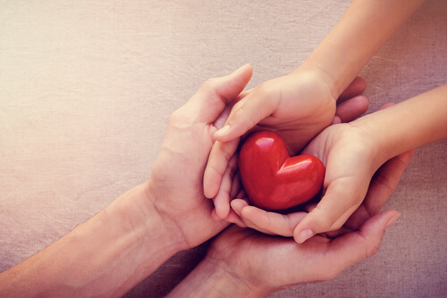 manos con corazón simbolizando las teorías de Ludwig Binswanger