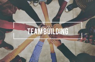 Manos de trabajadores unidas para representar la eficacia del team building