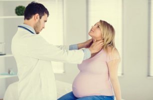 médico tratando la tiroides y embarazo en la mujer