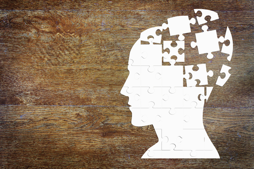 Mente con piezas de puzzle