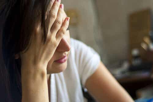 Mujer cansada para representar la relación entre estrés e hipertiroidismo