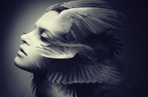 mujer con alas en el rostro pensando que el miedo nunca va a desaparecer