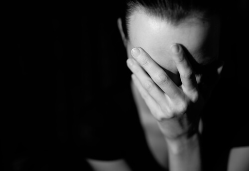 Mujer con dolor cabeza