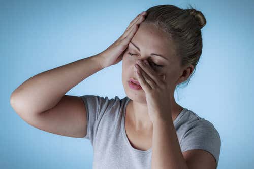 Mujer con dolor de cabeza sinusal