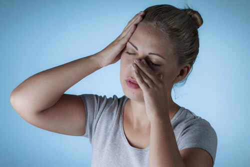 Mujer con dolor de cabeza sinusal