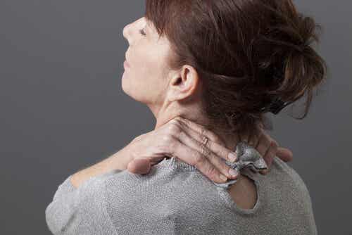 Mujer con dolor de cuello
