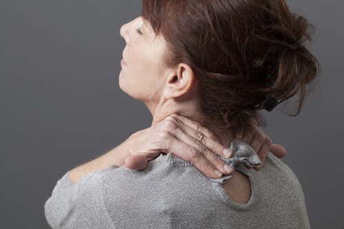 Mujer con dolor de cuello