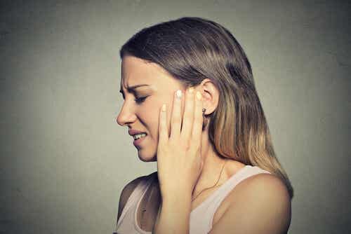 Mujer con molestia en el oído