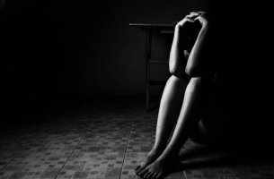 Mujer con mucho dolor por abuso sexual
