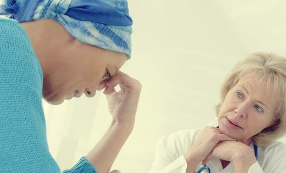 mujer con cáncer preocupada por el efecto del quimiocerebro