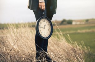Mujer con un reloj en su mano