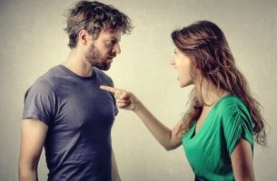 Mujer culpando a su pareja
