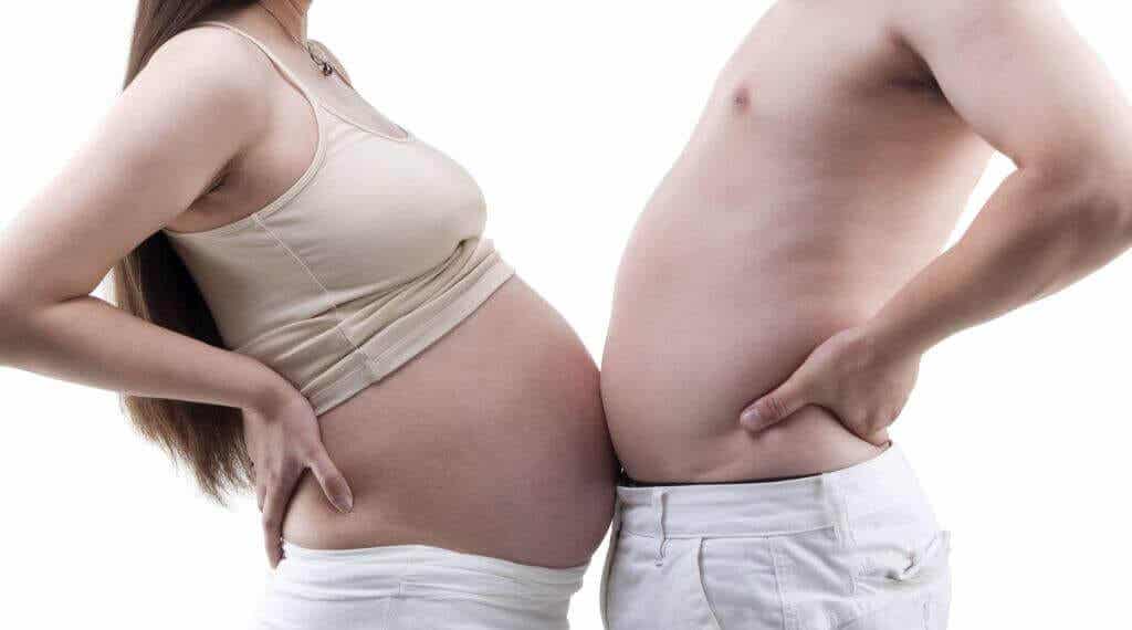 Mujer embarazada apoyando su barriga en la de su marido