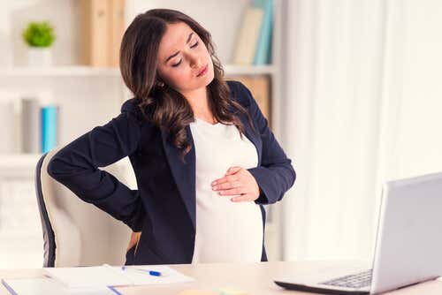 Mujer embarazada estresada en el trabajo