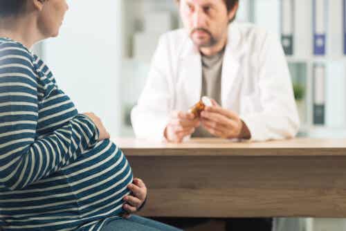 Mujer embarazada con su médico