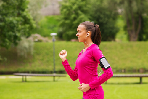 Mujer haciendo power walking