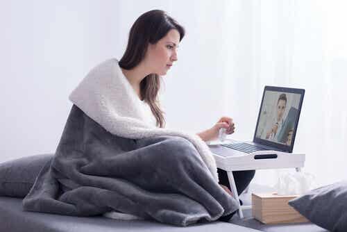 Mujer haciendo terapia online
