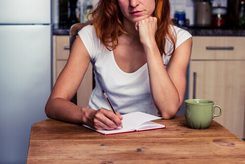 Mujer haciendo una lista