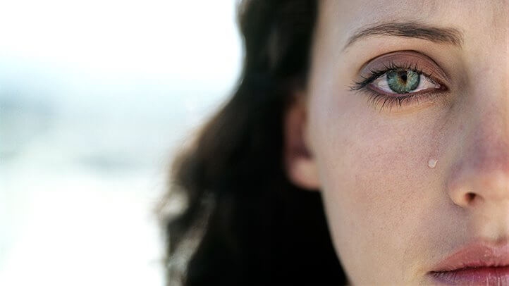 Mujer llorando representando los diez derechos vitales
