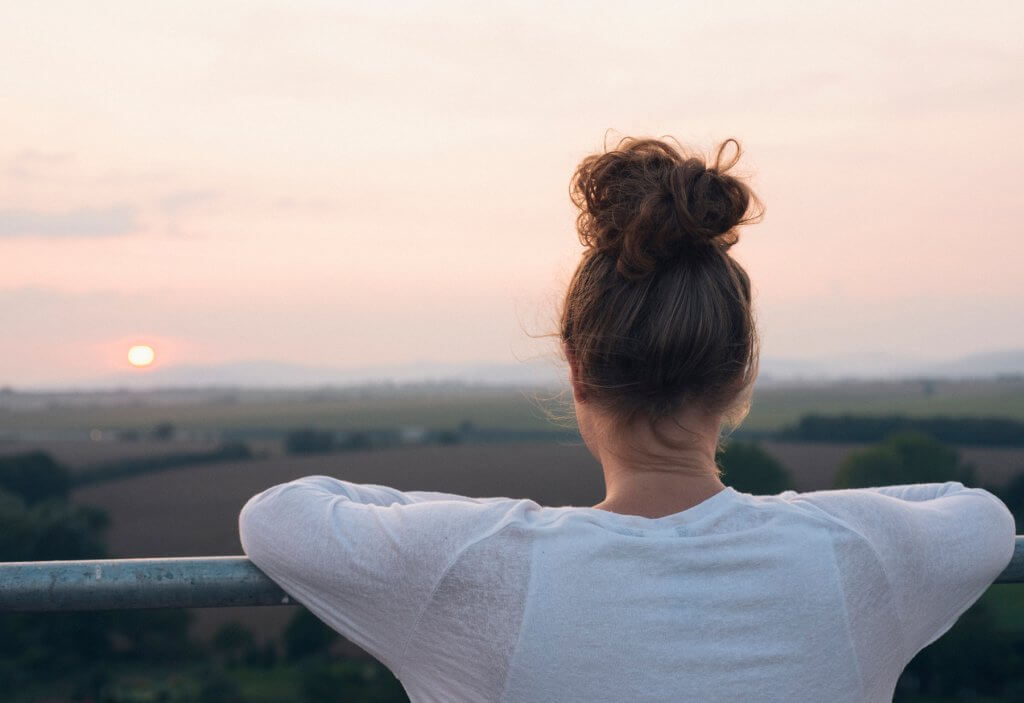 Mujer mirando al amanecer