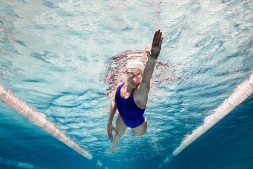 Mujer nadando en la piscina
