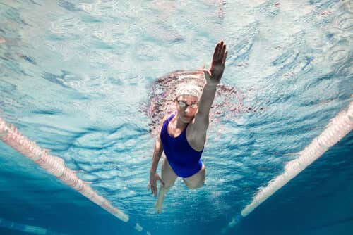 Mujer nadando en la piscina