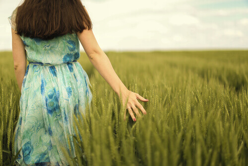 Mujer paseando por un campo