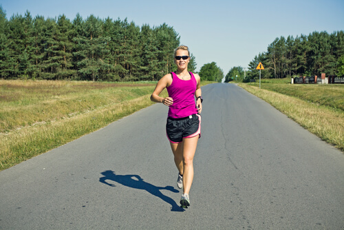Mujer practicando power walking
