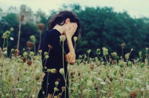 Mujer triste pensando en cómo vencer la pereza y la apatia