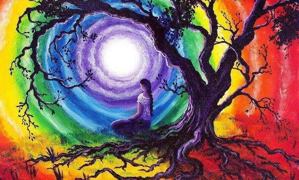 mujer sobre un árbol simbolizando los códigos para vivir
