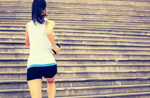 Mujer subiendo escaleras haciendo deporte