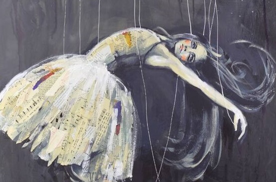 mujer sujeta por hilos pensando que el miedo nunca va a desaparecer