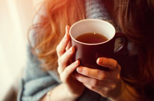 Mujer tomando una infusión