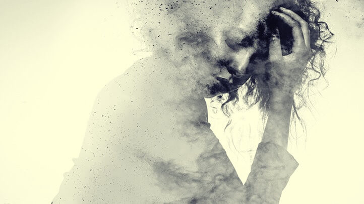 mujer sufriendo el efecto de las palabras