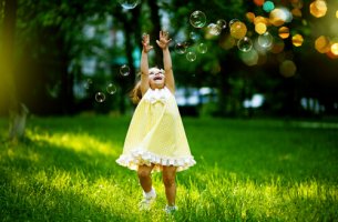 Niña jugando con burbujas