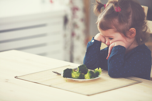 Niña rechazando comida
