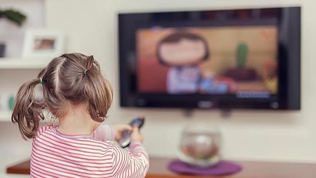 pequeña con mando representando por qué los niños ven la misma película una y otra vez