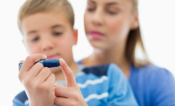 Niño haciéndose test en el Día mundial de la diabetes