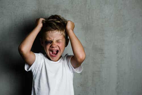 Niño gritándose con diagnóstico de psicopatía infantil