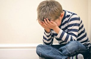 niño que sufre un trauma infantil que predispone a la psicosis