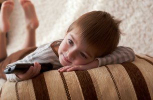 Niño viendo una película