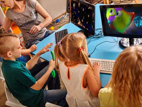 Niños en clase jugando al ordenador