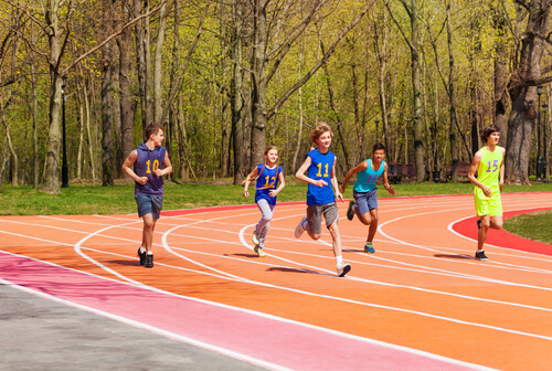Niños haciendo atletismo