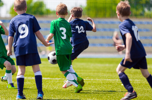 Niños jugando al fútbol