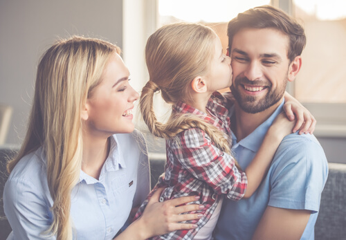 padres con su hija que simboliza a los hijos únicos