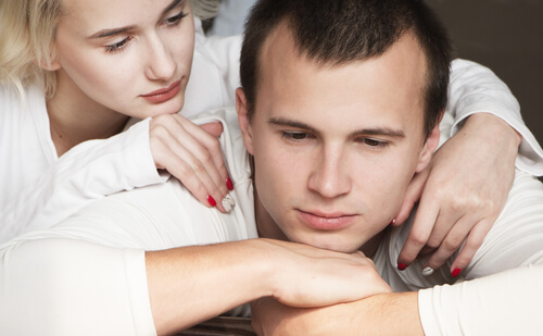 Pareja codependiente abrazada