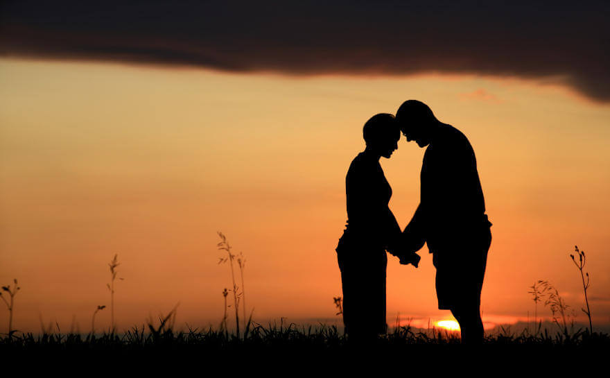 Pareja cogida de la mano al amanecer simbolizando frases que te ayudarán a perdonar