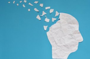 Perfil de cabeza rompiéndose para representar el daño cerebral adquirido
