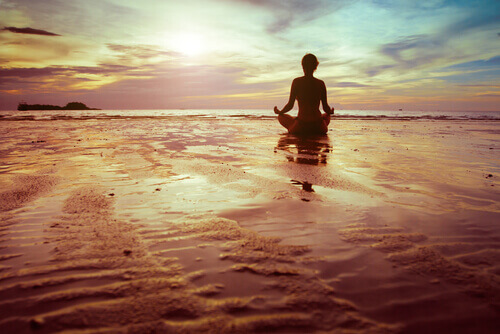 Persona haciendo meditación