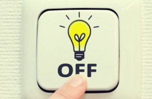persona oprimiendo botón para desconectar del trabajo
